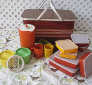 Complete Picnic Basket Set Vintage 70's Retro with Tupperware and Bird ...