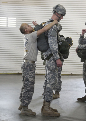 World’s Tallest Paratrooper JMPI’d By World’s Shortest ...