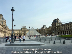 Parigi la piramide di ingresso al museo del Louvre