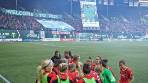 ... portland-thorns-rose-city-riveters-awesome-soccer-fans-signs-teamwork