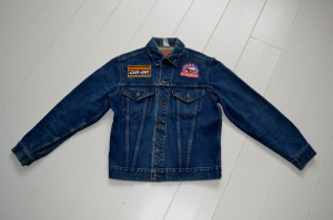 Anyway, the jacket looks extremely cool with all the old biker patches ...