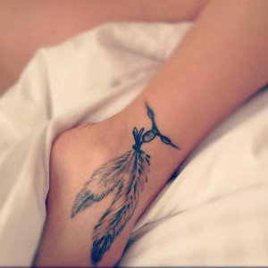 tatouage plume pied