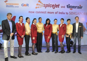 Chief Operating Office Sanjiv Kapoor (left) and Tiger Air Chief ...