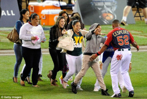 Yoenis Cespedes Girlfriend Embrace: cespedes celebrates