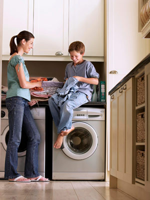 mom-and-son-do-laundry-1-1109-mdn