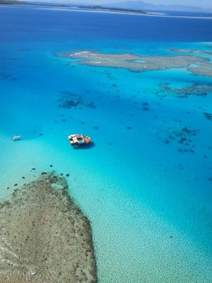 cloud-9-fiji-floating-bar-in-the-middle-of-the-ocean-4