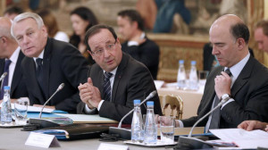François Hollande, entouré de Jean-Marc Ayrault (à gauche) et ...