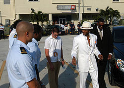Usher chegar em Miami , Florida , para comparecer ao MTV Video Music ...
