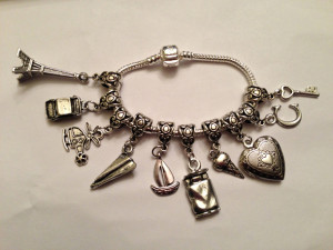 ... de prata com uma das frases icônicas do Mr. Grey: “Laters, baby