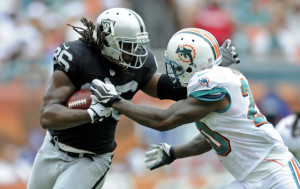 Raiders tight end David Ausberry (86) is tackled by Miami Dolphins ...