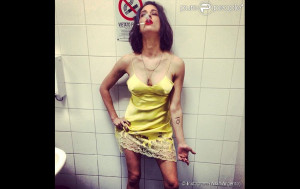 Asia Argento pose dans les toillettes avec sur son bras le tatouage