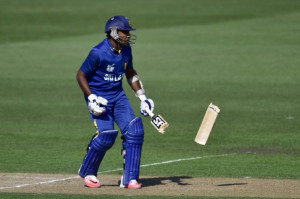 Mahela Jayawardene's bat breaks in half during the ICC Cricket World ...