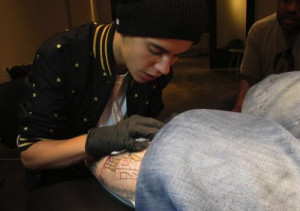 ... This Seems Like A Bad Idea: Justin Bieber Tattoos A Tattoo Artist