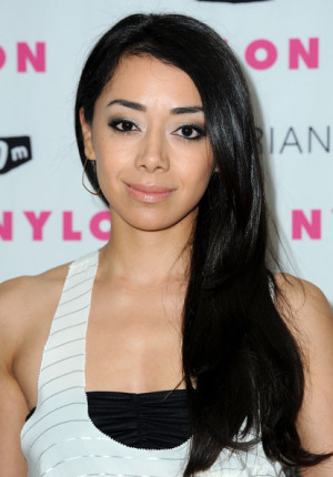 Aimee Garcia Hairstyle, Makeup, Dresses, Shoes, and Perfume