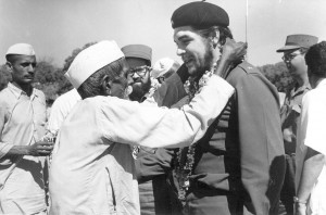 Indian villager greets Che]