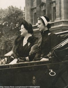 : Dressed in black mourning following the Death of King George VI ...