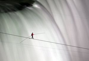 Nik Wallenda crosses Niagara Falls on tightrope