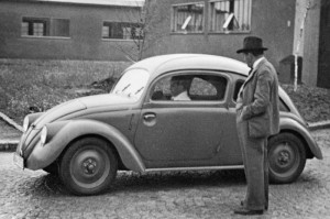 Ferdinand Porsche bij V30 prototype - 1937