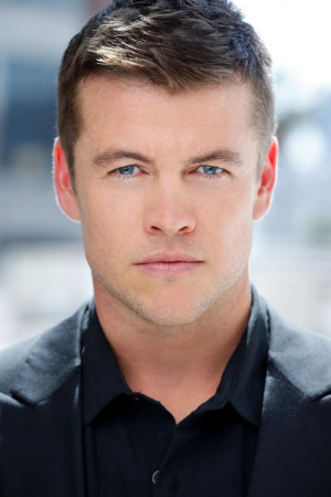 Guys... there is a 3rd Hemsworth brother! Luke Hemsworth! lets just ...