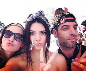 ... to Anonymously Insta-Shame Your Friends for Taking Too Many Selfies