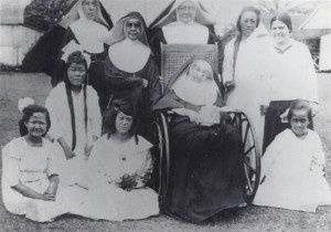 Description Mother Marianne Cope with sisters and patients, 1918.jpg