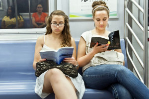left she s reading dreamland by sarah dessen on the right she s ...