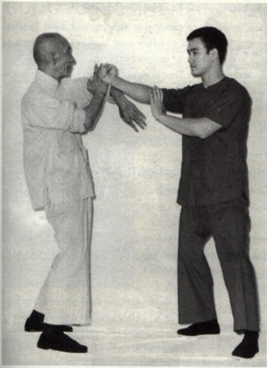 Great Grandmaster Ip Man & His student Bruce Lee doing a Bong Lap Da ...