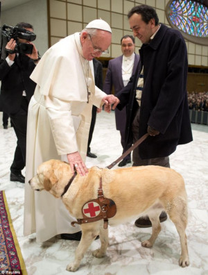 Pope Francis I greeted a blind journalist and his guide dog, and ...