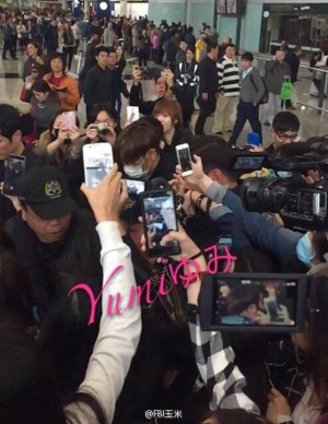 it took him few mins to get into car cuz ppl tried to get close to him ...