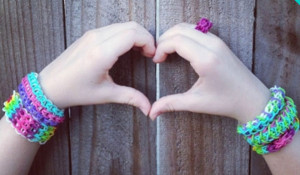 Includes connector clasps and loop sticks for making endless ...