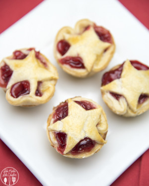 Mini Cherry Pies - These delicious cherry pies are adorable and so ...