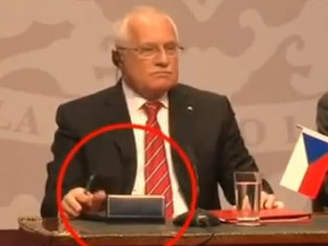 Вацлав Клаус с протокольной ручкой в ...