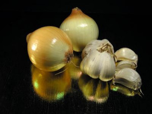 Onions and garlic can cause bad body odor. Photo Credit onion image by ...