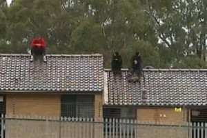 Image: Asylum seekers on the Villawood detention centre roof ABC News.