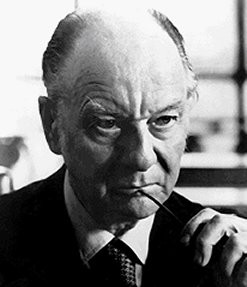 John Gielgud can steal a scene by simply wearing a hat