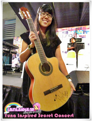 ... Winner – Syafiqah Rosli! She won Yuna signed guitar!! Congratz girl