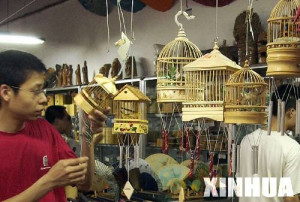 一名游客在成都市望江公园里的竹制工艺品商店里 ...
