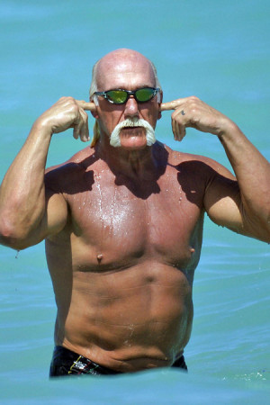 hulk-hogan-fingers-in-ears