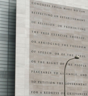 Description Newseum 5 Freedoms 1st Amendment.jpg