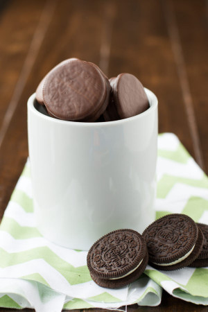 Two Ingredient thin mint oreos that are so addicting I had to hide ...