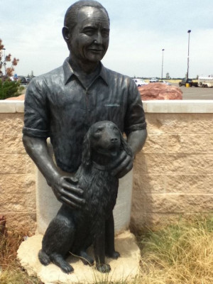 English: Statue of Sam Walton and his dog outside of Wal-mart in ...