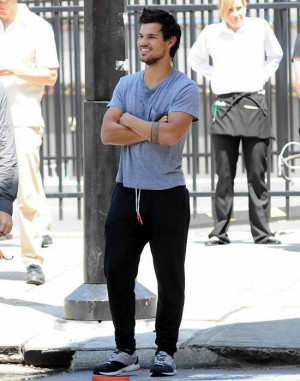 TAYLOR LAUTNER ON THE SET OF HIS NEW MOVIE 'TRACERS'
