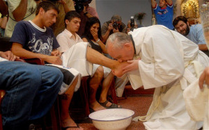 ... Rome today to wash the feet of 12 residents for the Holy Week ritual