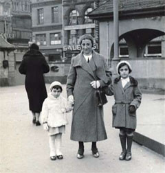 Anne Frank (on the left) with her mother Edith and sister Margot ...