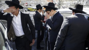 Followers of Rabbi Ovadia Yosef mourn outside his home in Jerusalem (7 ...