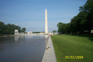 ... memorial toward the washington monument the ww2 memorial is at the end