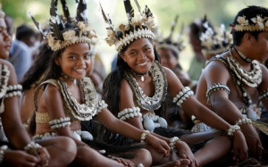 Fiji -Tui Tai – Girls in costume