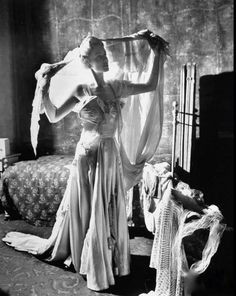 Jessica Tandy as Blanche Du Bois in the original Broadway production ...