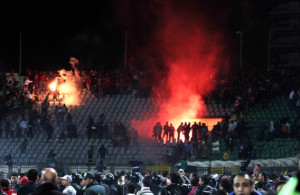 Voetbalrellen in het Egyptische Port Said kostten gisteren 74 mensen ...