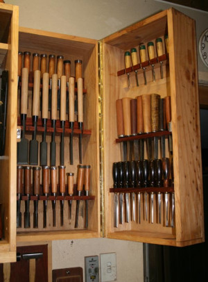 There is also a a place to store chisels-in-use - a tooltray at the ...
